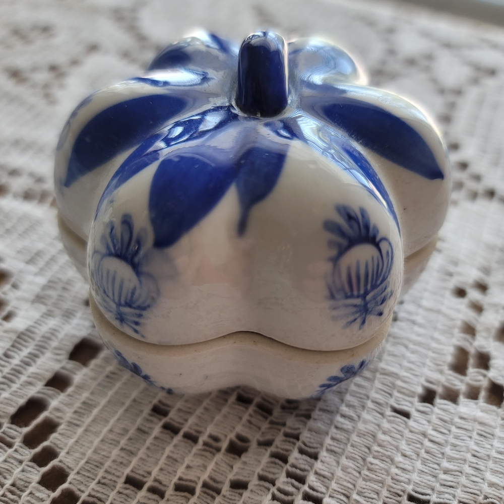1970s Vintage Chinoiserie Style Blue and White Ceramic Pumpkin Box